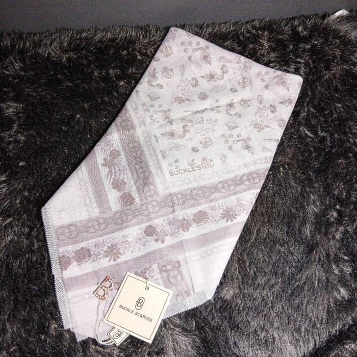 Gambar BUCKLE SCARVES POUCH - Hijab Segi Empat Motif Backle By AZARA - BU 1 dari Mulyasarii Store undefined Tokopedia
