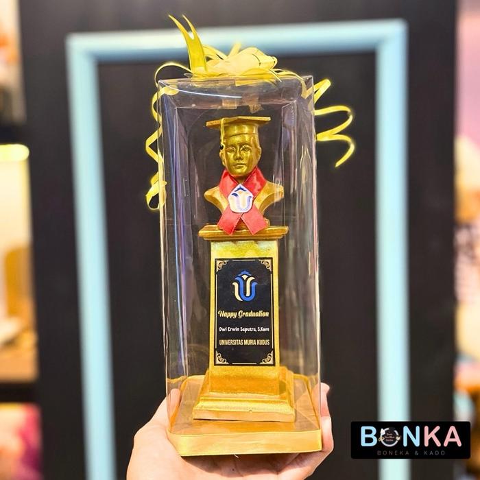 Gambar Plakat Patung Wisuda Gold Hadiah Kelulusan Gift Graduation Custom Sesuai Keinginan 1 Hari Jadi Bonekahandmadesukasuka - Pria dari Bonekahandmadesukasuka Kab. Sukoharjo Tokopedia