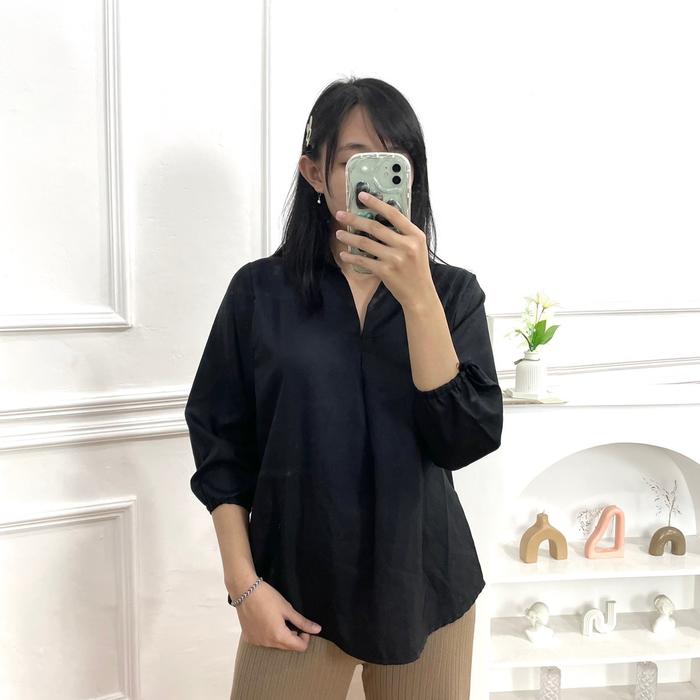 Gambar Tometoh | Lumi Kemeja Wanita V Neck Lengan Kerut Baju Panjang Oversize - Lumi - Black  dari TOMETOH ID undefined Tokopedia