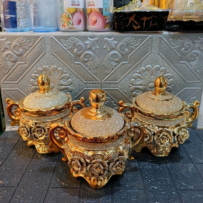 Gambar set 3 pajangan gold keramik dari Shakila Keramik undefined Tokopedia