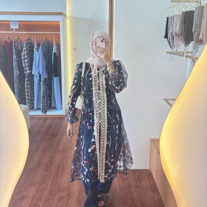 Gambar Haidee & Orlin - Malaika Outer Tunik / Atasan Kebaya Wanita - Outer Malaika Navy, All Size dari Selaraspandang undefined Tokopedia