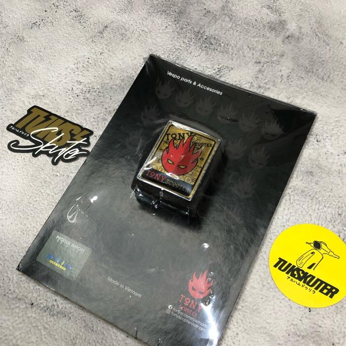 Gambar Emblem Dasi Include Housing TONY Scooter V1 Original Vespa Sprint Primavera GTS S LX LXV - GOLD dari Tukskuter undefined Tokopedia