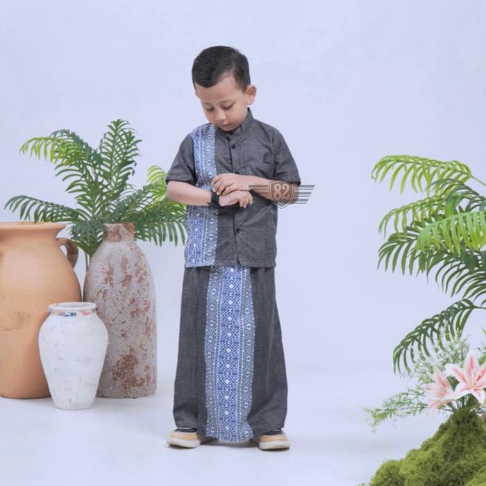 Gambar Setelan Baju Koko Sarung Celana SARKOCEL Anak Laki Laki 1 Sampai 7 tahun Muslim Katun Adem Halus Lembut dengan List Batik Nyaman - Abu Tua, S (1-3 thn) Bb 6-13kg (Ld 32cm P.Sarung 52cm) dari Grosir BajuKoko82 undefined Tokopedia