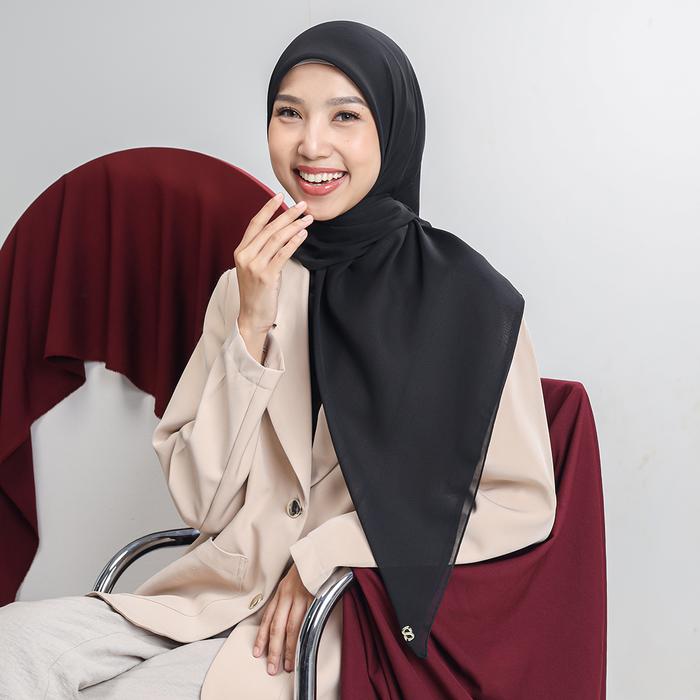 Gambar Umama Scarves - Kerudung Polos Jilbab Segi Empat Hijab Daily Premium Paris Original Posh - Black dari Umama Scarf_NEW undefined Tokopedia