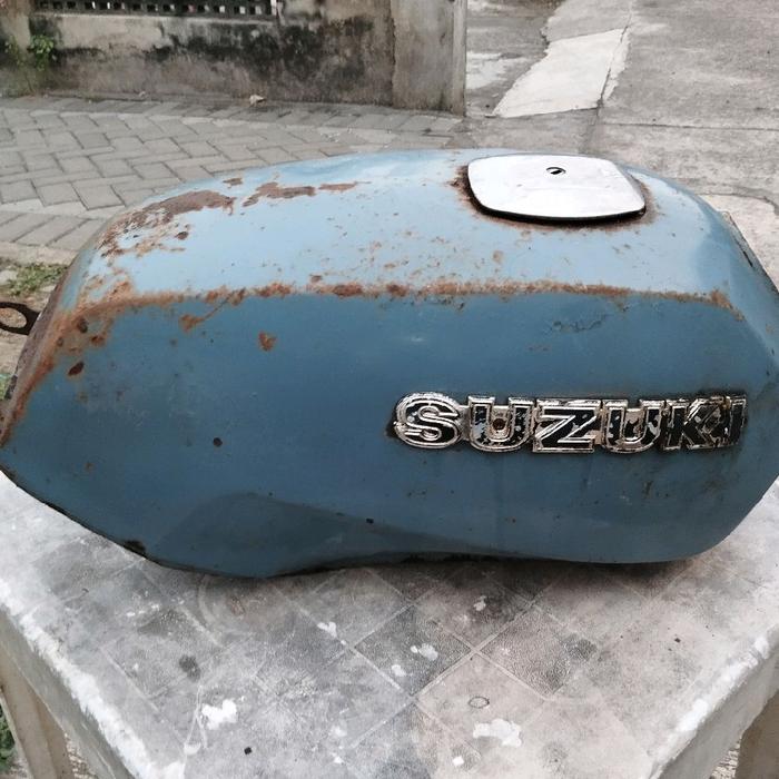 Gambar Suzuki Tangki Gastank A100 Econos Original Biru dengan Logo Suzuki Klasik untuk Pengguna yang Menghargai Keaslian dari PHAWON PART SHOP undefined Tokopedia