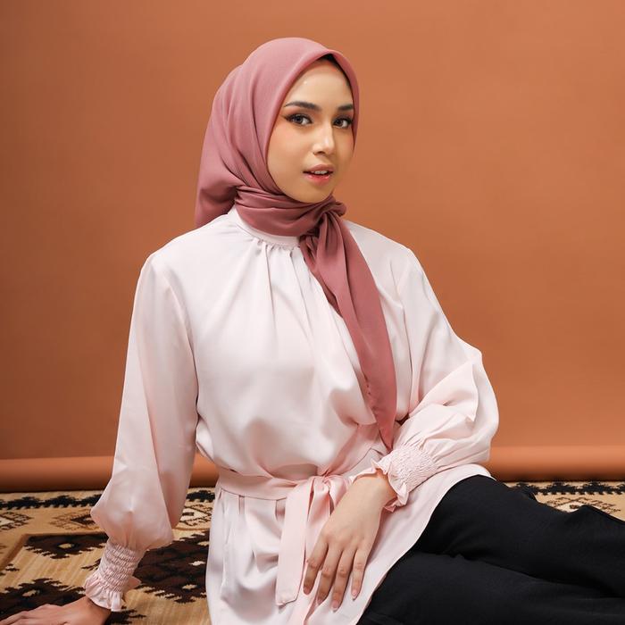 Gambar Bella Square Umama Kerudung Polos Hijab Segi Empat Warna Cantik - Brown Sugar dari Umama Scarf_NEW undefined Tokopedia