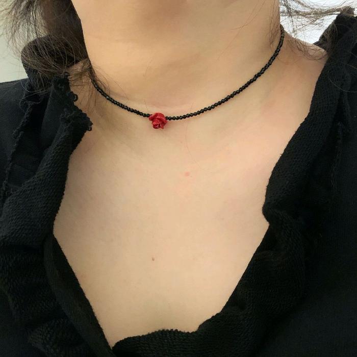Gambar Kalung Manik Wanita Simple Mawar Kecil Imut Korean Style Hitam Merah - Hitam dari Delvin Acc undefined Tokopedia