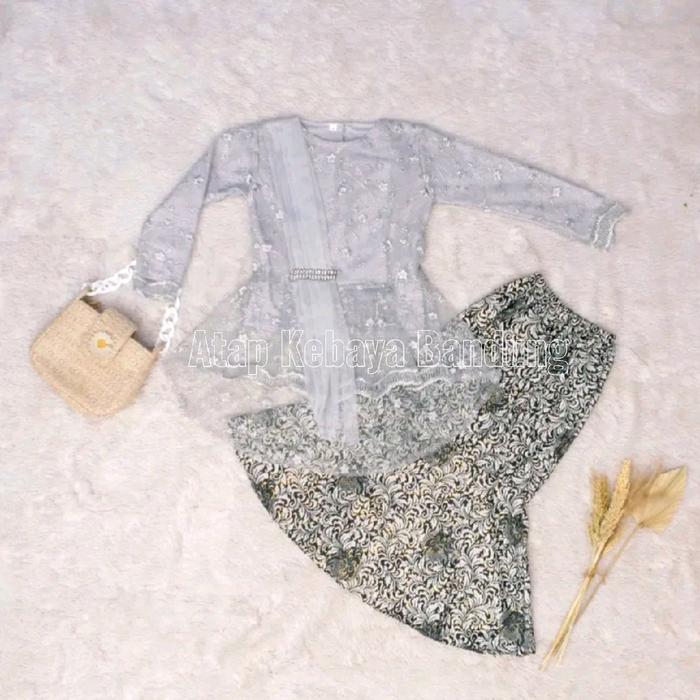Gambar (AKB1) Setelan Baju Kebaya Anak Perempuan Model Rok duyung Cocok umur 4-14 tahun fashion keren kekinian Bordir - Abu-Abu, 12 (11-12Th) dari atapkebayabandung undefined Tokopedia