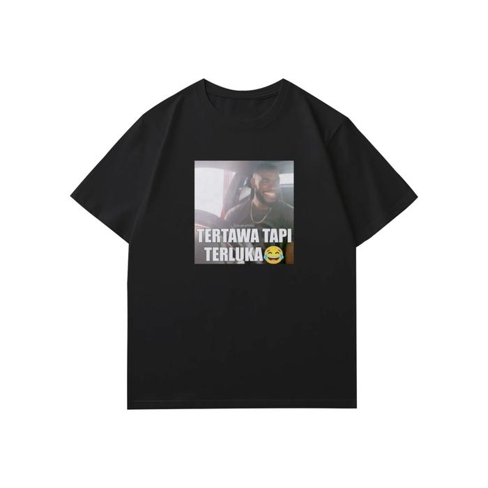 Gambar Kaos Tertawa Tapi Terluka - Meme Stiker - Jomok JMK48 Ngawi - Baju Pria Wanita - HITAM, M dari HAZELS ID undefined Tokopedia
