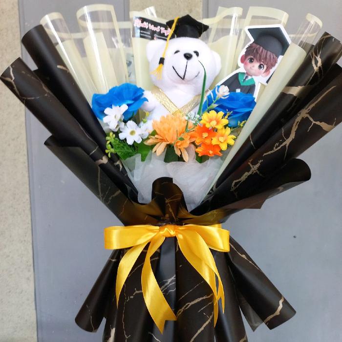 Gambar Bucket boneka wisuda dan bunga artificial Buket Toys - request warna lainnya tulis dipesan opsi dari Bucket Murah Tangsel undefined Tokopedia