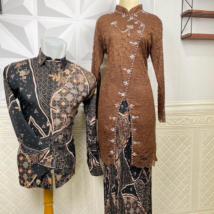 Gambar STELAN COUPLE KEBAYA JANGGAN DAN BATIK COWOK ELEGAN DAN MEWAH - Mahogany ( stelan couple), kebaya xl, kemeja xl dari RHIMARI FASHION undefined Tokopedia