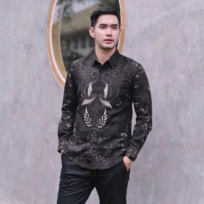 Gambar Undurjoyo baju batik pria lengan panjang terbaru modern Katun Dewasa Atasan Cowok Hitam Motif - KMJ sawunggaling, M dari UNDURJOYO undefined Tokopedia