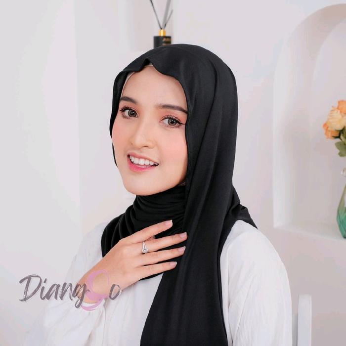 Gambar jilbab shawl pashmina Panjang kerudung tencel spandex sport hitam burgundy weekend warna hitam syal pasmina shawls kaos rayon oval hijab Wanita Muslim Syari Instan Khimar hijab  tiebymin  tyana - black dari Dianggo Store undefined Tokopedia