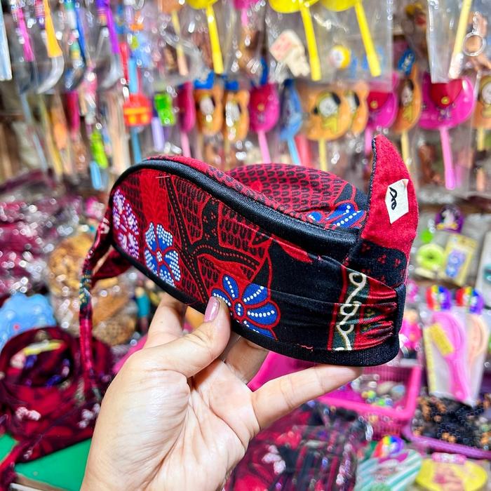 Gambar BLANGKON MADURA / UDENG BLANGKON KHAS MADURA / BLANGKON SAKERA MADURA / BLANGKON TALI topi vintage nyc cowok Dewasa Anak Karet - 1-4th dari ALVINSCOLLECTIONS SURAMADU undefined Tokopedia
