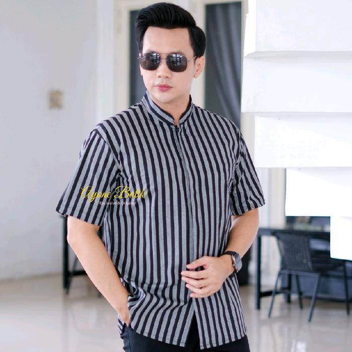 Gambar Kemeja Tradisional Lurik Pria Lengan Pendek Baju Lurik Pria Ekslusif Bahan Lurik Tenun Premium Adem Dan Nyaman Dipakai Kemeja Lurik Pria Kekinian Baju Adat Jawa Baju Lurik Surjan Premium - Hitam Putih, S dari AyoneBatikSolo undefined Tokopedia