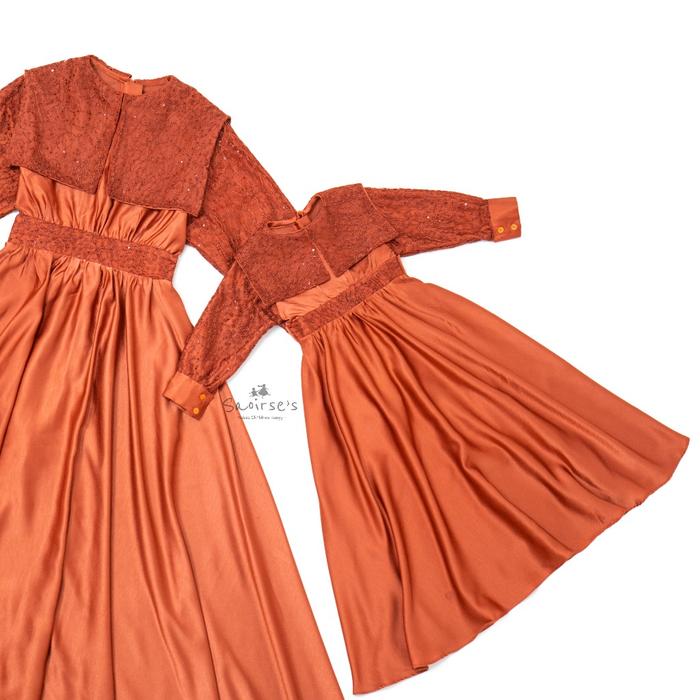 Gambar Alita Dress - Dress Brukat Couple Ibu dan Anak Satin Silk Family Set Keluarga - Alita, Brick, L/XL - Dewasa dari Saoirse's Store ID Kab. Temanggung Tokopedia