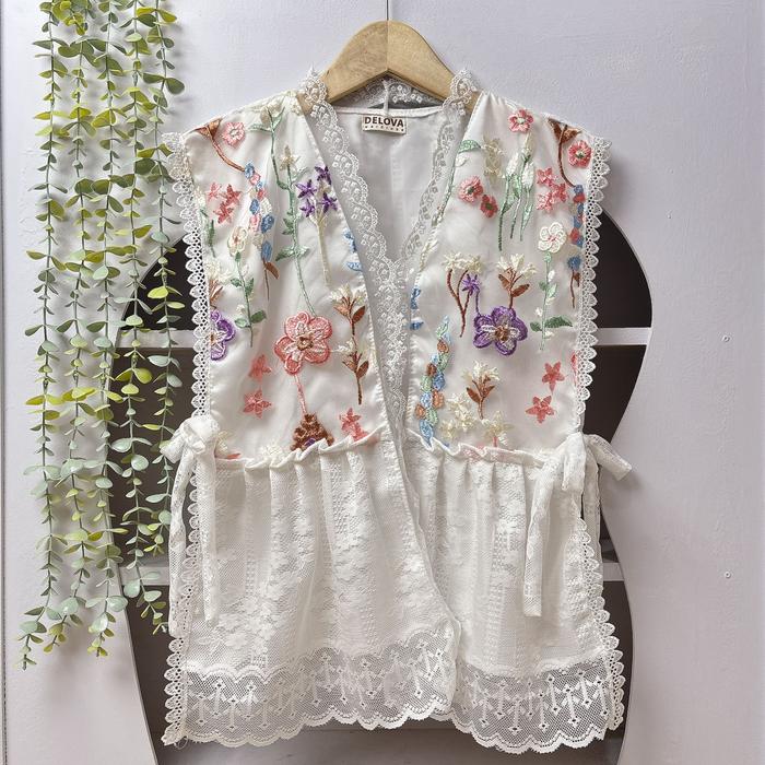 Gambar Delova Wardrobe - LUNA VEST Brukat Collection | Outer Rompi Modern Vintage Bordir Premium, Atasan Wanita Tali Renda Luaran Baju Pakaian Tulle Tile Lace Brokat Prada untuk Kondangan, Wisuda, Lebaran, Raya, dan Kebaya Kekinian - Viral Look - Luna White(cpl), All Size dari Delova Wardrobe undefined Tokopedia
