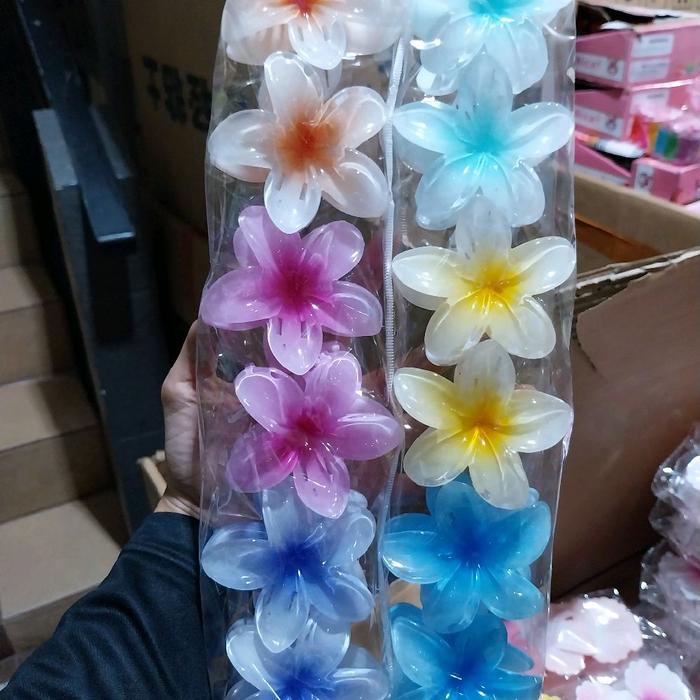 Gambar JEDAI BUNGA KAMBOJA  UKURAN 8CM ISI 6/12PCS HARGA TERMURAH JEPIT BUNGA KAMBOJA VIRAL Pilihan Warna Bening dan Terang Harga Grosir Murah - 8CM UKIR PELANGI, 6PCS dari BY ALNAYRA undefined Tokopedia