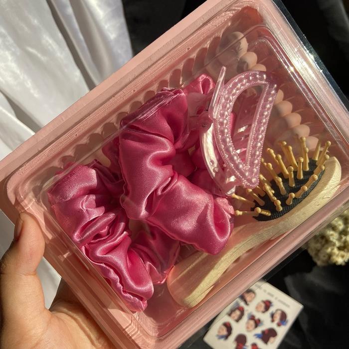 Gambar ￼[KDW122] TUKAR KADO SCRUNCHIE MINI GIFT JEDAI SISIR KAYU KADO BESTIE IKAT RAMBUT Wanita Orange - Violet dari idyanshop.id undefined 4 Tokopedia