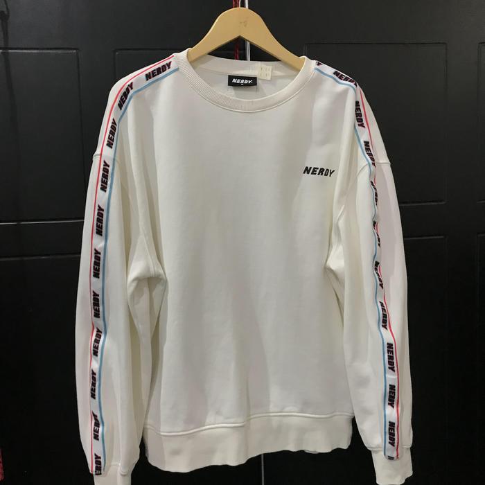 Gambar crew neck sweater nerdy L putih tapperd dari SingaMinum undefined Tokopedia