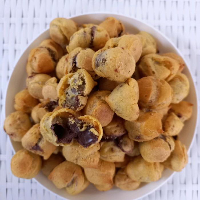 Gambar Soes Coklat Lumer Makanan Manis Cemilan Lembut  Kue Snack Kiloan Murah Chocolate Food Toples Sus Kering Cokelat Camilan Jajanan Biskuit Susu - Sus Coklat dari YSM KING SNACK undefined 5 Tokopedia