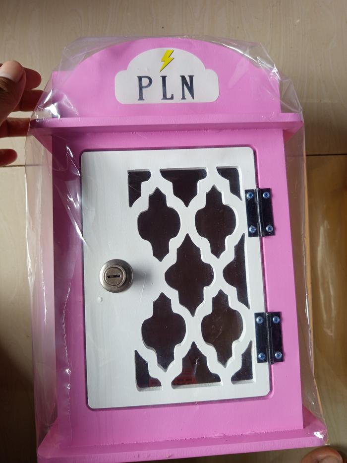 Gambar [BATIK KUNCI] BOX METERAN LISTRIK TOKEN Aesthetic Dekorasi Rumah Kotak Pelindung KWH Hiasan BAHAN MDF Kayu Estetik Model TELEPONE DAN RUMAH - BATIK KUNCI PUTIH - Bok Meteran Pulsa PLN Prabayar dari LARIZIN Dekor undefined Tokopedia