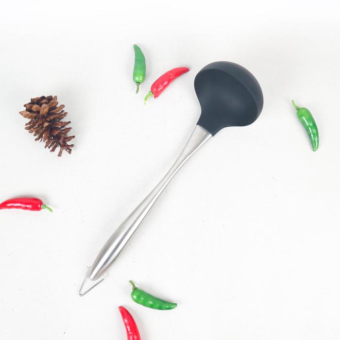 Gambar Preston Popula Hitam Sutil  Memasak Serbaguna - Sutil Food Grade - MHS spatula silikon premium - Soup Laddle dari Maspion Home Store undefined Tokopedia