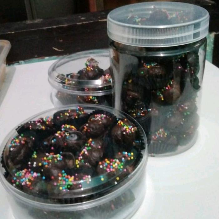 Gambar kue coklat kue kering bertabur butiran warna warni bahan gula asli .kue brownies coco crunch kue kering coklat manis .renyah lembut . original istimewa.berbahan alami - coklat size s dari Tung tung sahur9114 undefined Tokopedia