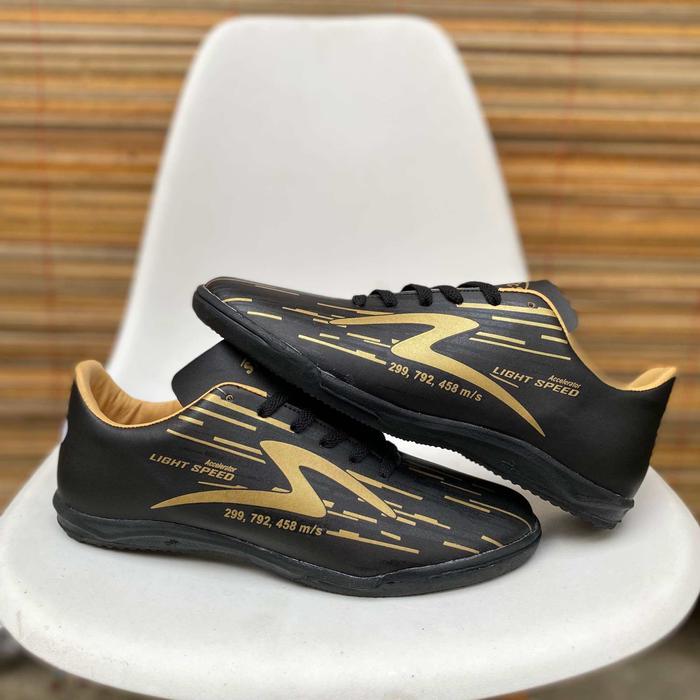 Gambar Sepatu Futsal Specs Lightspeed Reborn In Black Gold Anak Dan Dewasa Terlaris - hitam gold, 36 dari Bumi Futsal undefined Tokopedia