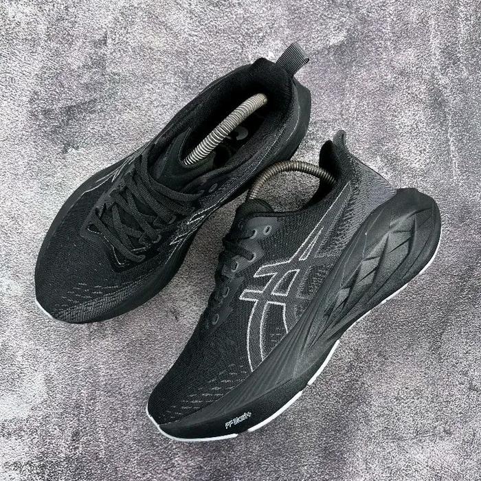 Gambar Sepatu running pria asics novablast 4 hitam les putih dari One Park Sneakers undefined Tokopedia
