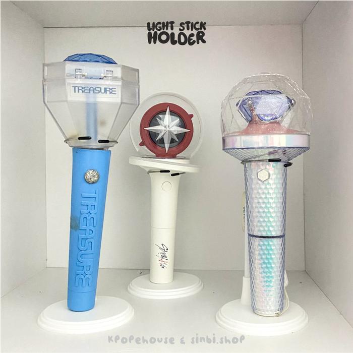 Gambar LIGHTSTICK HOLDER PENYANGGA LS OFFICIAL UNOFFICIAL PAJANGAN KOLEKSI KPOP KPOPERS ANIME WIBU BARANG BAGUS lestik listick light stick bts armybong blink blackpink newjeans enhypen zero base one boy next door twice stray kids nachimbong candy bong exo eribon - Holder dari steamstrike undefined Tokopedia