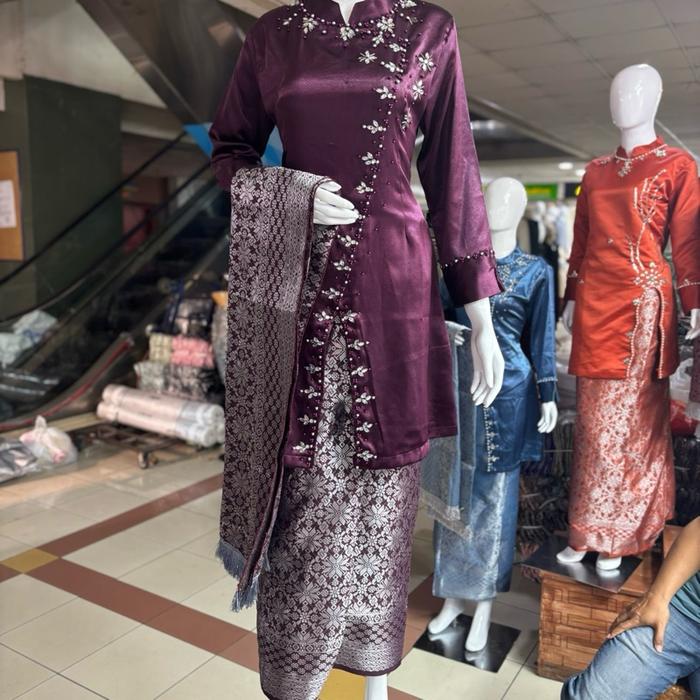 Gambar ￼FREE HIJAB Kebaya Modern Tunik Payet Janggan Rok Lilit Songket Wisuda Lamaran Kondangan Pernikahan Hajatan Brokat Bawahan Mewah Remaja Atasan Mutiara Pesta Setelan Wanita Batik Dress Tebal - Ungu burgendy, Atasan nya aja M dari LURAH. undefined Tokopedia