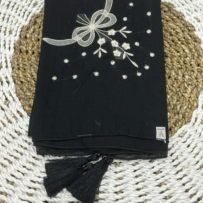 Gambar Hijab segiempat paris tasel motif bordir pita gede Square Muslim Lembut Mewah Nyaman Kerudung - Hitam dari Mahkota Hijab05 undefined Tokopedia