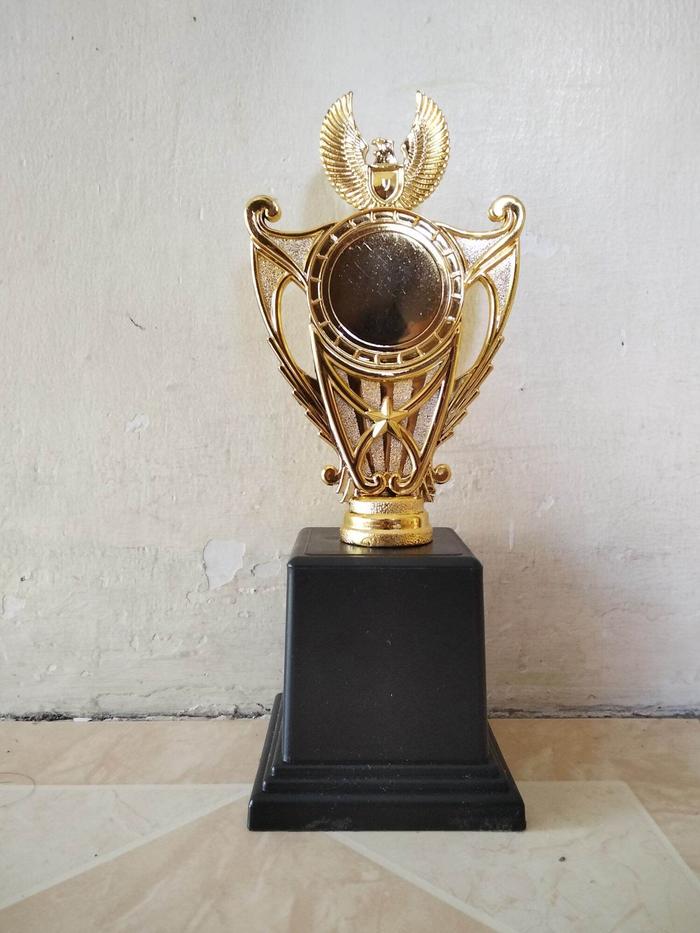 Gambar Piala / Trophy satuan murah dari JAMIN HARCIMIN HARMIN undefined Tokopedia