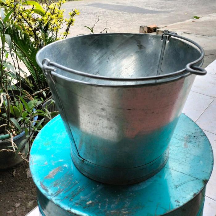 Gambar ember timba/ ember besi/timba kedelai/timba aspal dari kembar stainless undefined Tokopedia