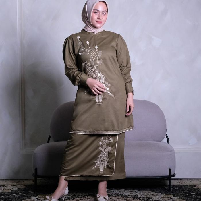 Gambar Elvrist - One Set Fazira Baju Kurung Katun Toyobo Bordir Bunga Satu Warna Terbaru - ARMI, M dari Elvrist.id undefined Tokopedia