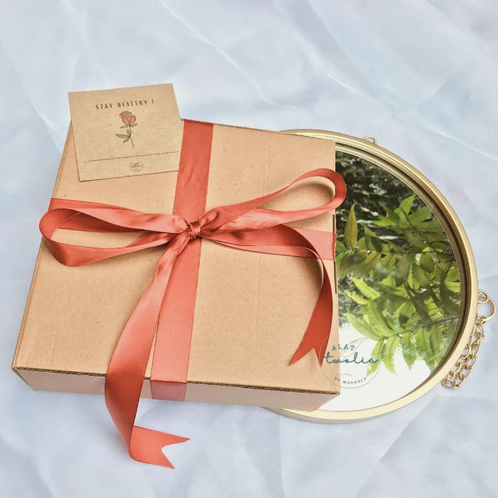 Gambar Hampers Kado Ulang Tahun Gift Wisuda Graduation Set A - Standard dari Alatwolis undefined Tokopedia