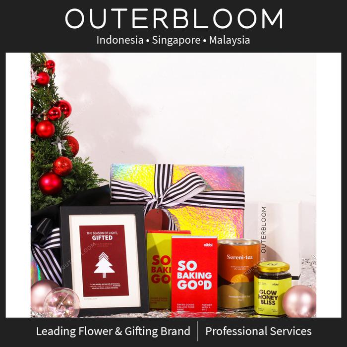Gambar Hampers Natal - Christmas Holo Abrakadabox Hampers - Parcel Natal Mewah - Standard dari Outerbloom undefined Tokopedia