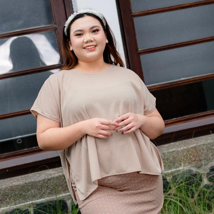 Gambar Siselyo Vara Kaos Oversize – Blouse Wafle Tangan Pendek Jumbo – Atasan Wanita Slit Plus Size - Cream M17585 R49S5 dari SiselyoID undefined Tokopedia
