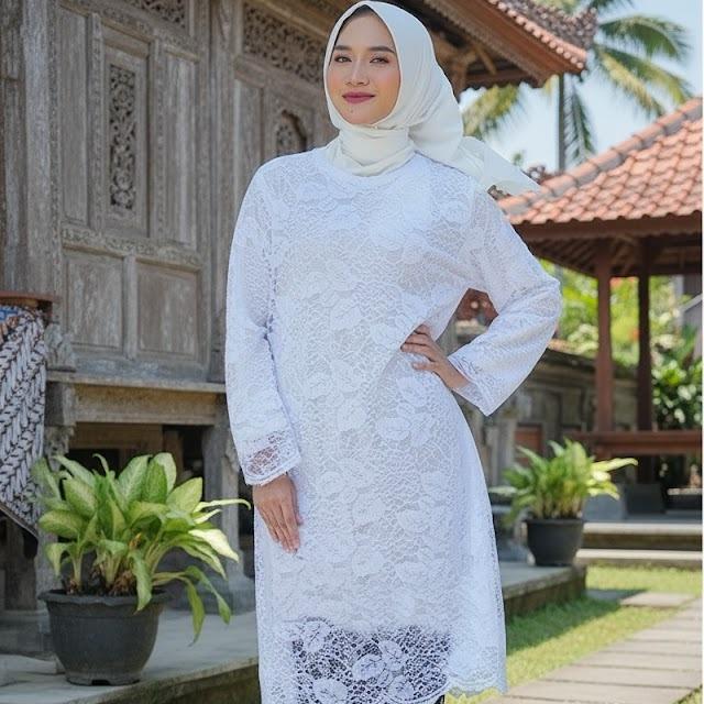 Gambar Setelan Kebaya Tunik Brukat Ukuran Kecil Sampai Jumbo Lavender | Butik Fashion Online Kebaya Set Brukat Original Bronik Tunik Bahan Lace Brukat Glitter Lengan Panjang Resleting Belakang Setelan Muslim Wanita Kondangan - Putih ( Atasan ), M dari Butik Fashion Online. undefined Tokopedia