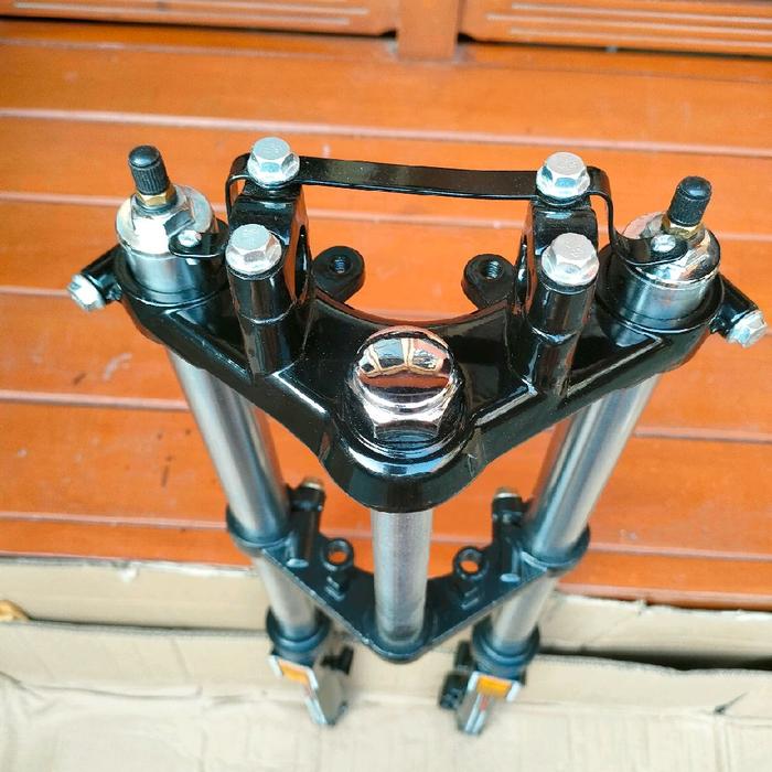 Gambar Shock depan Gl pro pnp win gl 100 gl max set as tabung kanan dan kiri dan segitiga atas bawah dari Mjb Motor Jogja_NEW undefined Tokopedia