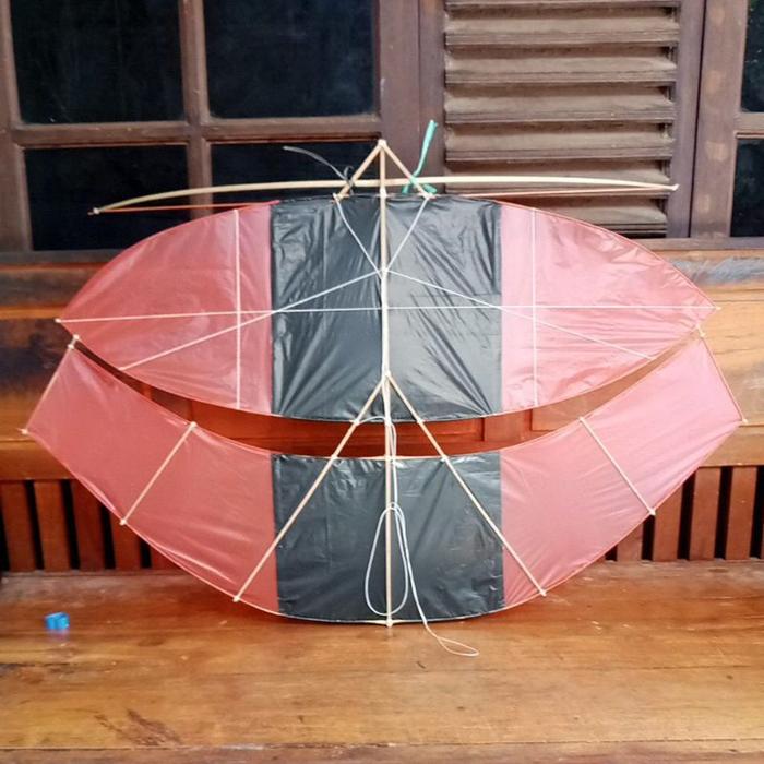 Gambar TERLARIS Layangan gapangan pegon 1 meter lengkap - Merah hitam, 1meter dari Toko Mustika Maju undefined Tokopedia