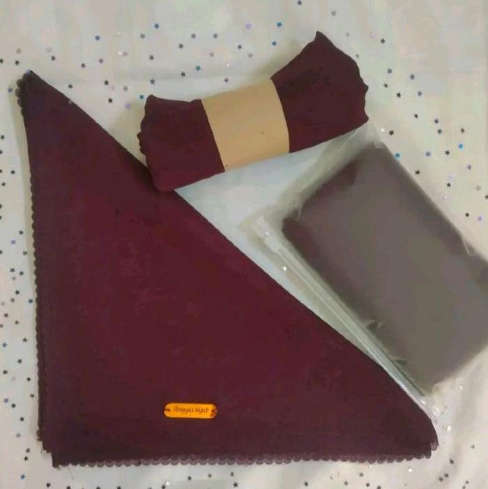 Gambar hijab Muslim segi empat  Lembut nyaman premium Bella square warna burgundy - Burgandy, 1.15 dari umarcolectionumar undefined Tokopedia