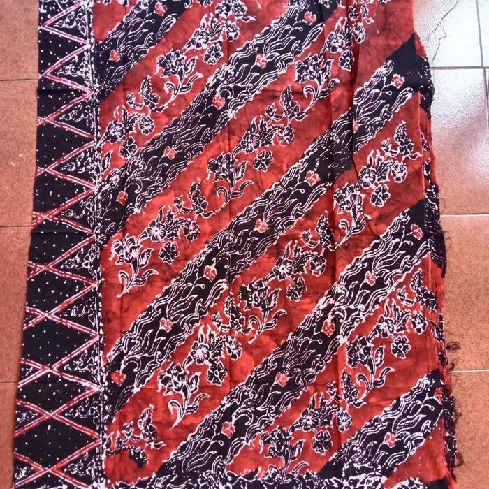 Gambar Sarung batik tuban (jahitan) - Merah bunga miring, Belum berjahit dari Alya Olshop_NEW undefined Tokopedia