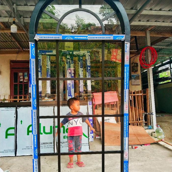 Gambar jendela lengkung alumunium 170 x 100 kusen 4inch dengan ketebalan kaca 5mm dari karya Mulia alumunium undefined Tokopedia