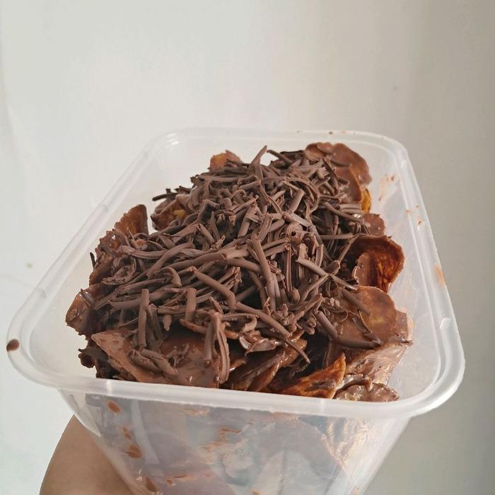 Gambar kripik pisang coklat lumer full topping Keripik Cemilan Crispy - 250 gram dari Anisaayuu undefined Tokopedia