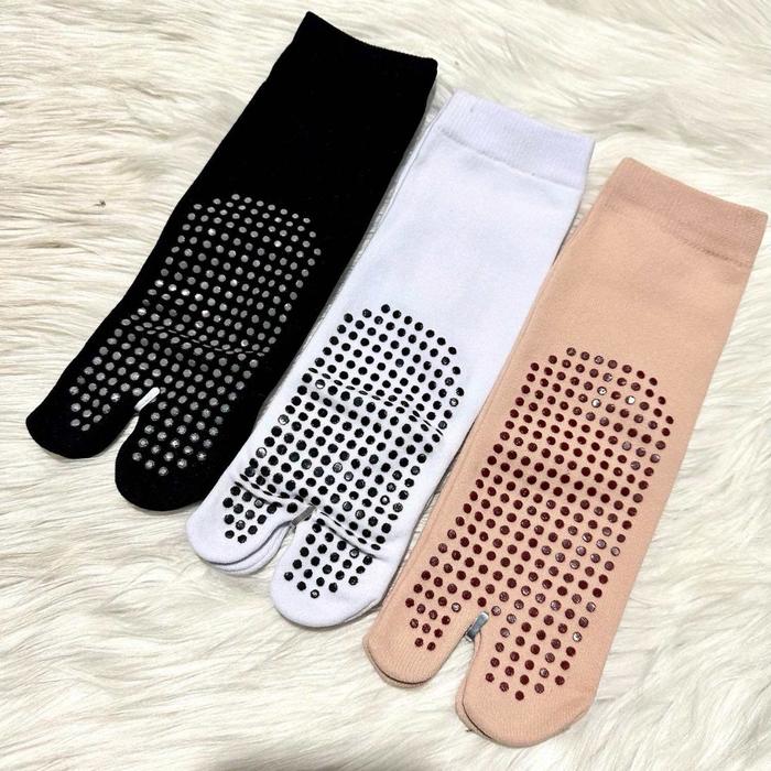Gambar (ECER 1PASANG) Kaoskaki jempol nylon ANTISLIP Dewasa Wanita umroh Muslim - ANTISLIP S PENDEK, Krem kulit(coksu) dari zulekhamuslimah undefined Tokopedia