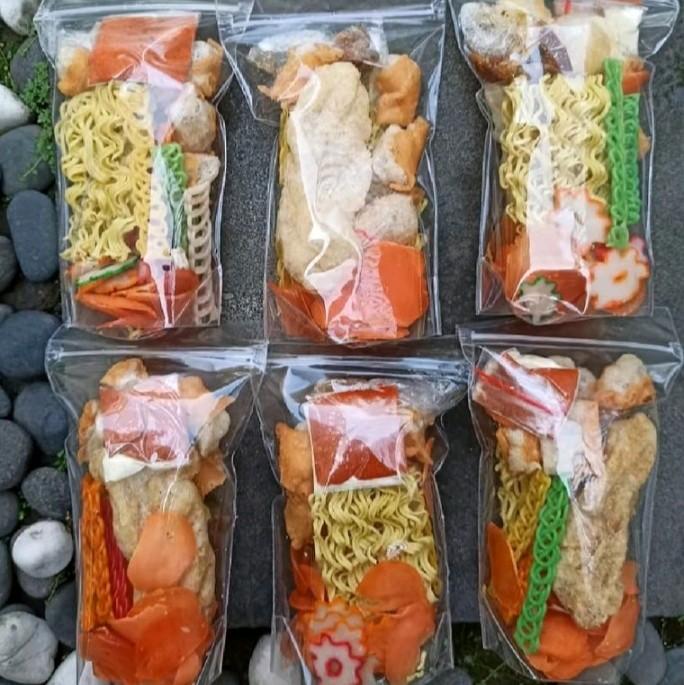 Gambar SEBLAK INSTAN 3 BUNGKUS komplit topingannya. Food Pedasnya bakso aci dari Raja Cemilan Garut undefined Tokopedia
