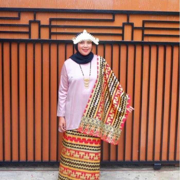 Gambar PREMIUM Baju adat lampung dewasa lengkap 1 set isi 5 pc untuk perempuan - Atasan S, set lampung cwek 5 item dari To The Bone Store undefined 4 Tokopedia