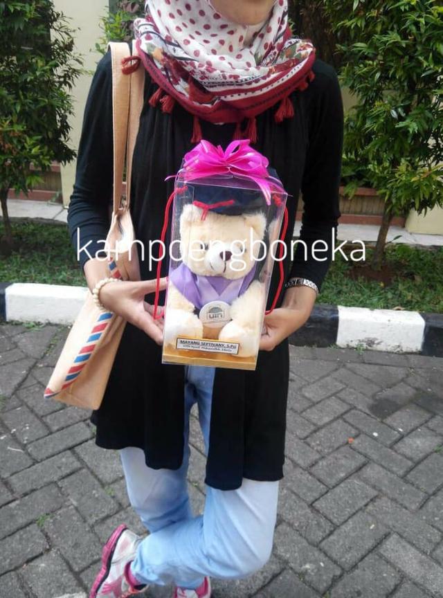 Gambar Boneka Wisuda 20cm Custom +Nama Pake Pin dari KampoengBoneka undefined Tokopedia